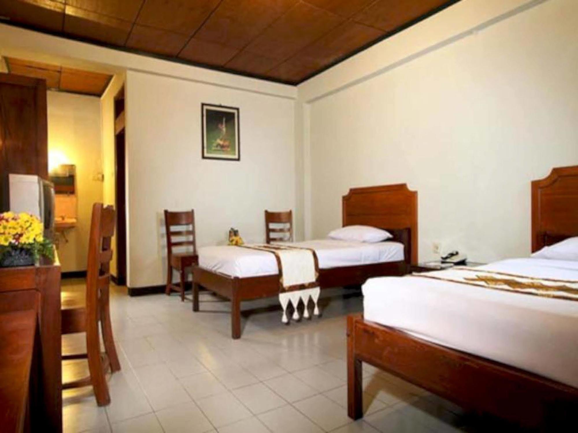 Cakra Kembang Hotel Kejayan Exterior foto